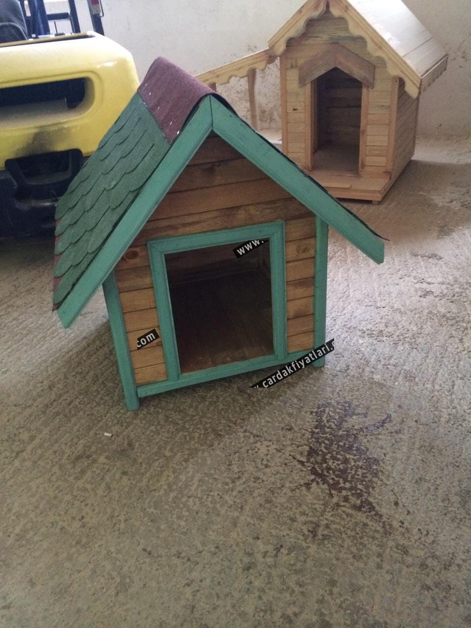 Ahşap köpek kulübesi