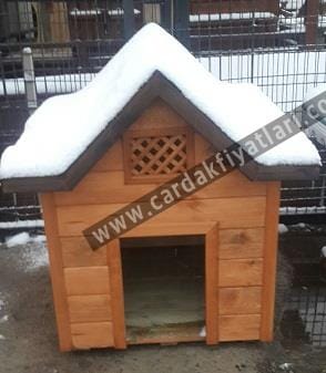 Ahşap köpek kulübesi