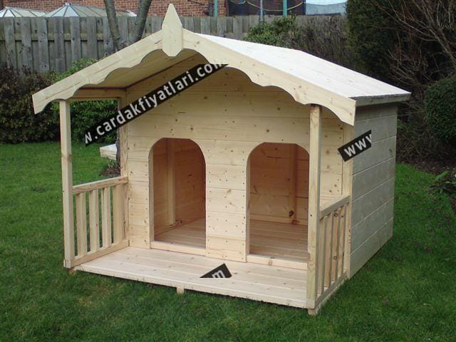 Ahşap köpek kulübesi
