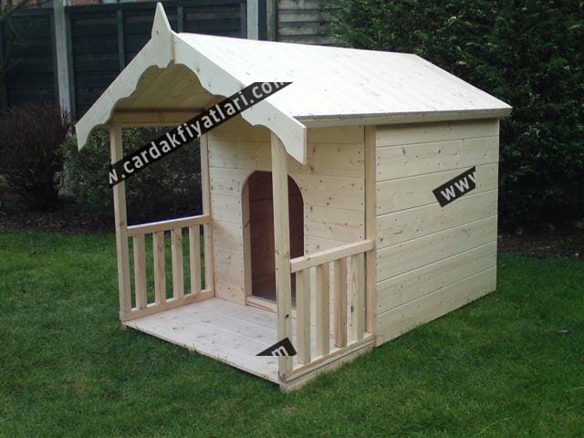 Ahşap köpek kulübesi